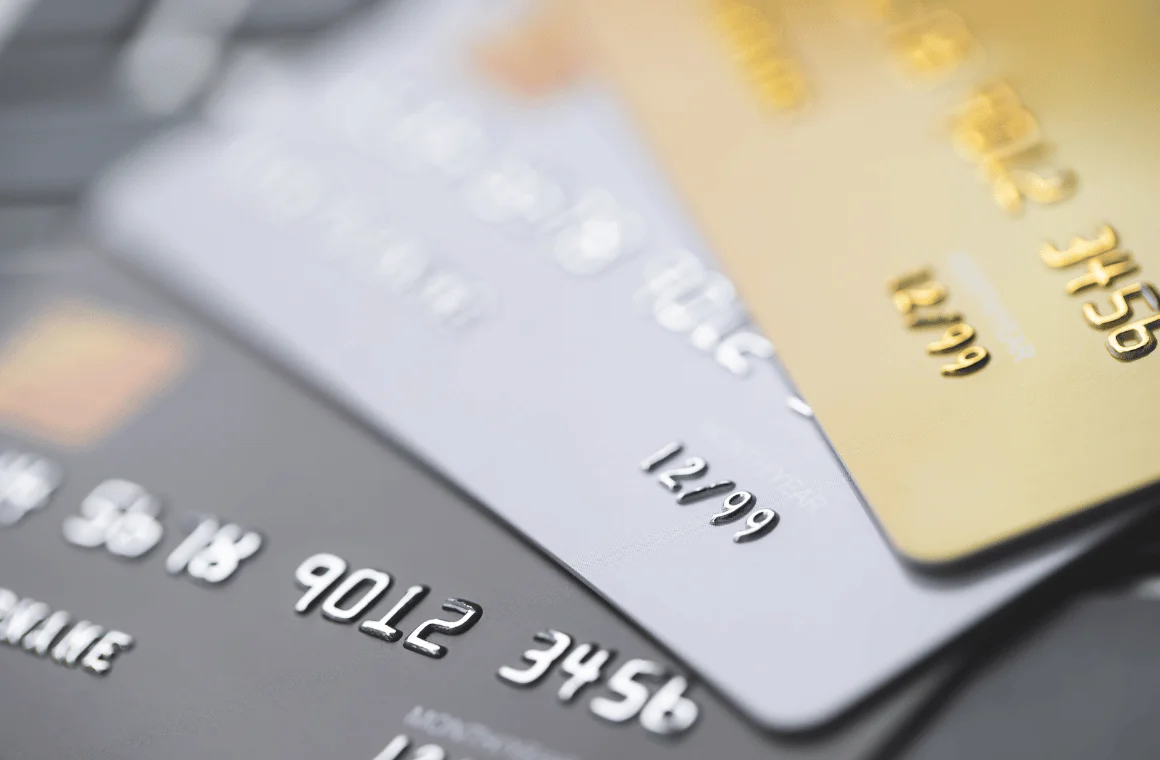 Thẻ ghi nợ (Debit card) là gì?